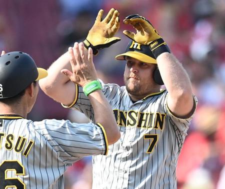 　５回、３ランを放ち生還するノイジー（撮影・田中太一）