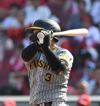 　３回、内野安打を放つ大山（撮影・中田匡峻）