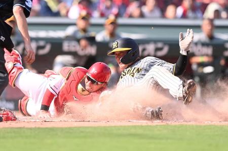 　３回、ノイジーの右飛で本塁を狙うもアウトとなる大山（撮影・田中太一）