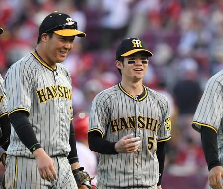 　広島に勝利し、大山（左）と引き揚げる中野（撮影・中田匡峻）