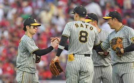 　試合に勝利し、ナインとタッチを交わす中野（左）＝撮影・中田匡峻