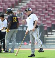 　練習中、暑そうな岡田監督（撮影・中田匡峻）