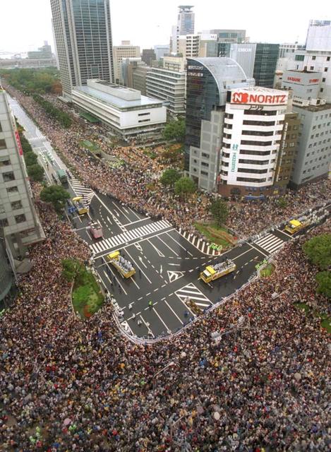 阪神、優勝パレード2003、巨大パネル 18年ぶりの「アレ」で20年ぶりの…その前に59年ぶりの…｜神戸新聞