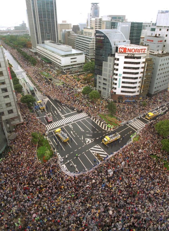 阪神、優勝パレード2003、巨大パネル 阪神20年ぶり神戸でVパレード 18年ぶり優勝から一夜、余韻
