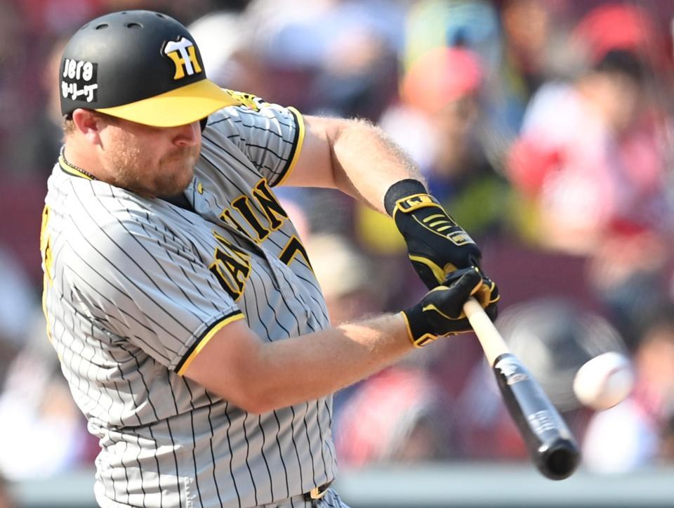 　５回、３ランを放つノイジー（撮影・田中太一）