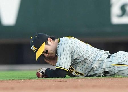 　８回、田村のワンバウンドの打球が顔面に当たり、グラウンドに倒れ込む