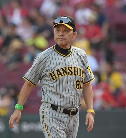 　６回の攻撃を終え、選手交代を告げた岡田監督（撮影・中田匡峻）