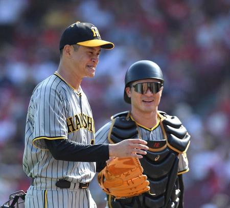 　２回を投げ終え、坂本（右）とベンチに戻る大竹