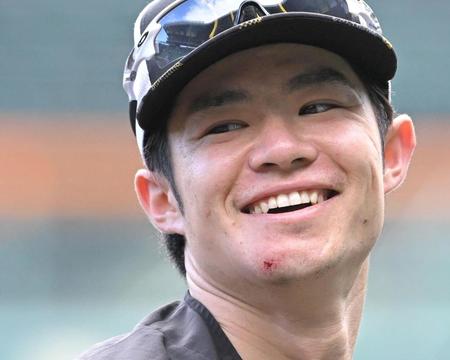 　マツダスタジアムでの傷跡をアゴに残しながらも、笑顔で練習する中野（撮影・高部洋祐）