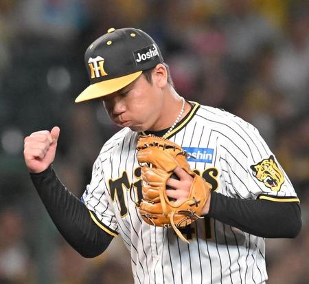 　６回、牧を遊ゴロに打ち取り、ガッツポーズを決める村上（撮影・高部洋祐）