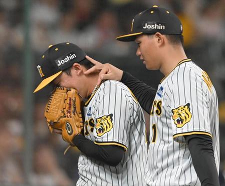 　６回のピンチを切り抜け、後輩の森下（右）にイジられながらベンチに戻る村上（撮影・高部洋祐）