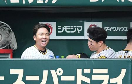 　４回を投げ終え、佐藤輝（右）と談笑する村上（撮影・中田匡峻）