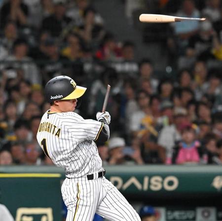 　６回、バットをへし折られ、ファウルを打つ森下（撮影・高部洋祐）