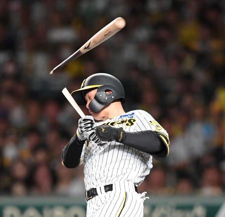 　６回、バットを折られる森下（撮影・中田匡峻）