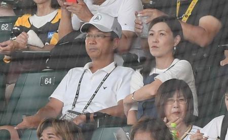 　観戦に訪れた森下の父・善文さん（左）とゆりさん（撮影・中田匡峻）