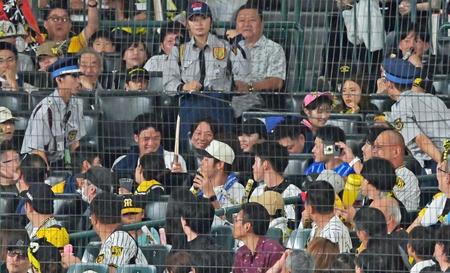 　６回、森下の折れたバットがスタンドへ飛び込み、回収する警備員ら（撮影・立川洋一郎）