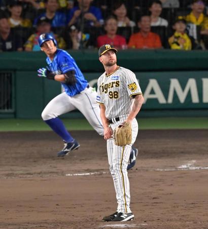 　９回、代打・大田にへ先制ソロを浴びるブルワー（撮影・立川洋一郎）