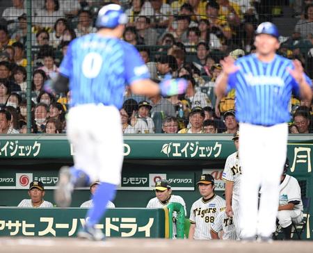 　９回、ブルワーが大田（手前左）に先制ソロを浴び、ベンチで渋い表情の岡田監督（中央下）＝撮影・中田匡峻