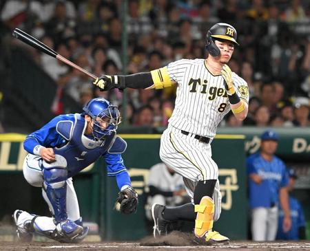 　６回、空振り三振に倒れる佐藤輝（撮影・高部洋祐）