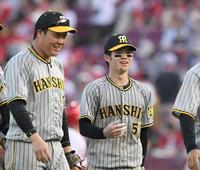 　広島に勝利し、大山（左）と引き揚げる中野（撮影・中田匡峻）