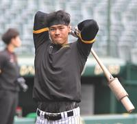 　試合前の打撃練習に臨む佐藤輝（撮影・高部洋祐）