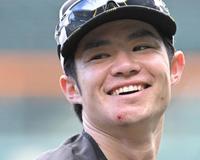 　マツダスタジアムでの傷跡をアゴに残しながらも、笑顔で練習する中野（撮影・高部洋祐）