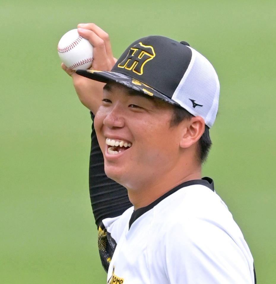 　キャッチボールをして汗を流し笑顔を見せる村上（撮影・立川洋一郎）