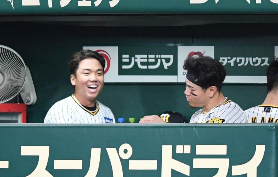 　４回を投げ終え、佐藤輝（右）と談笑する村上（撮影・中田匡峻）