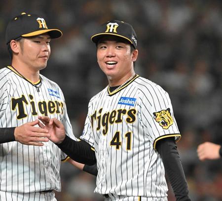 　６回のピンチを切り抜け、笑顔でベンチに戻る村上（撮影・高部洋祐）