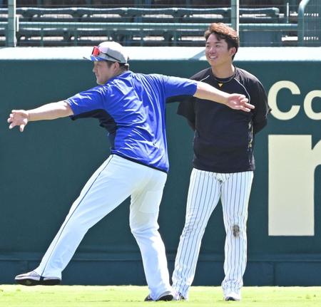 　試合前、牧（左）に自身のモノマネをされる村上（撮影・高部洋祐）