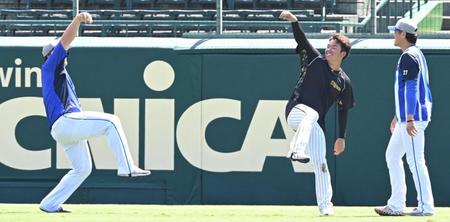 　試合前、牧（左）と一緒に伊藤将のモノマネをする村上。右は上茶谷（撮影・高部洋祐）