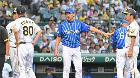 　９回、エスコバー（右奥）が島田への死球で危険球退場となり、岡田監督（８０）に謝罪する三浦監督（撮影・高部洋祐）