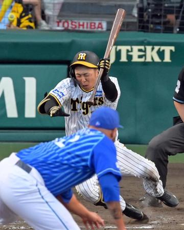 　９回、頭部に死球を受けて倒れ込む島田（撮影・立川洋一郎）