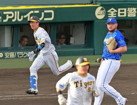 　８回、併殺打に倒れる代打・近本（左）。右はウェンデルケン（撮影・立川洋一郎）