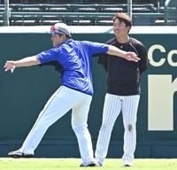 　試合前、牧（左）に自身のモノマネをされる村上（撮影・高部洋祐）