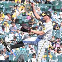 　力投するビーズリー（撮影・高部洋祐）