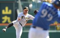 　２回、背番号９９のビーズリーが背番号９９のソトを空振り三振に斬る（撮影・中田匡峻）