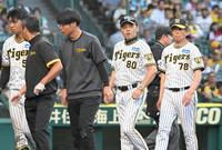 　９回、島田（左端）が頭部死球を受け、心配そうにベンチに戻る岡田監督（８０）＝撮影・高部洋祐