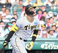 　６回、二ゴロを打ち悔しがる佐藤輝（撮影・高部洋祐）