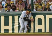 　１０回、牧の打球を取り損なう森下（撮影・中田匡峻）