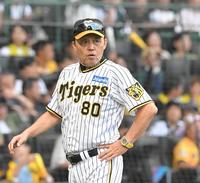 　９回、島田の代走にノイジーを告げ、厳しい表情でベンチに戻る岡田監督（撮影・高部洋祐）