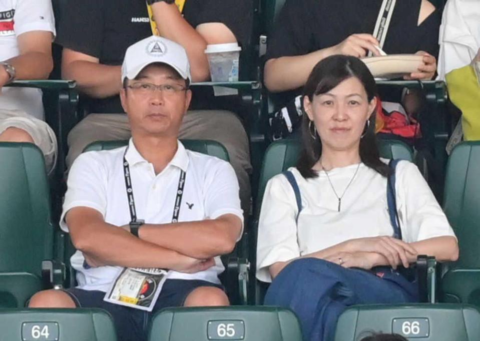 　試合を観戦する森下の父・善文さん（左）と母・ゆりさん（撮影・立川洋一郎）