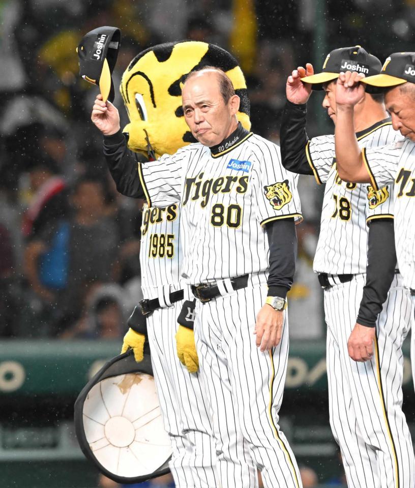 　敗戦後、スタンドのファンにあいさつする岡田監督ら（撮影・高部洋祐）