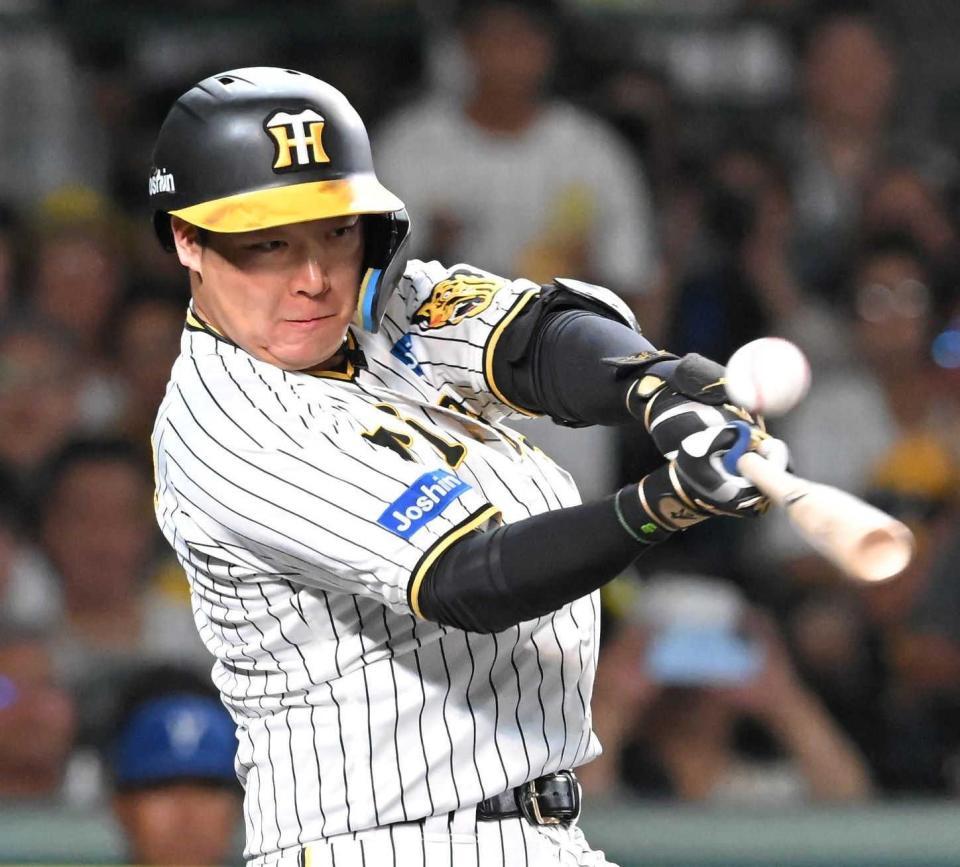 　６回、右前打を放つ大山