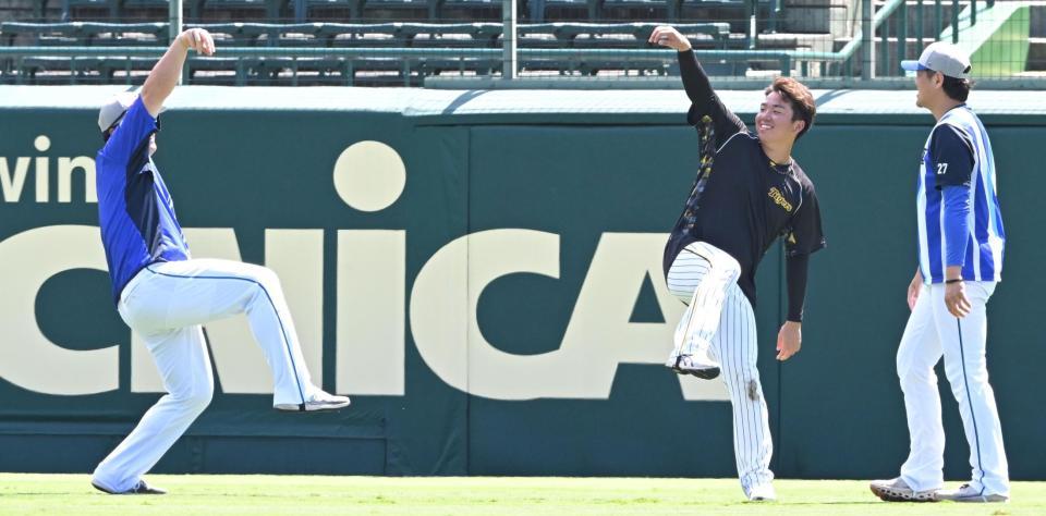 　試合前、牧（左）と一緒に伊藤将のモノマネをする村上。右は上茶谷（撮影・高部洋祐）