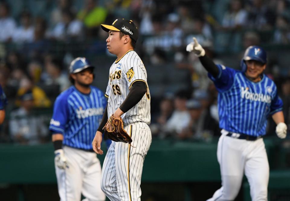 　１０回、牧に勝ち越しの２点適時三塁打を許した石井（撮影・中田匡峻）