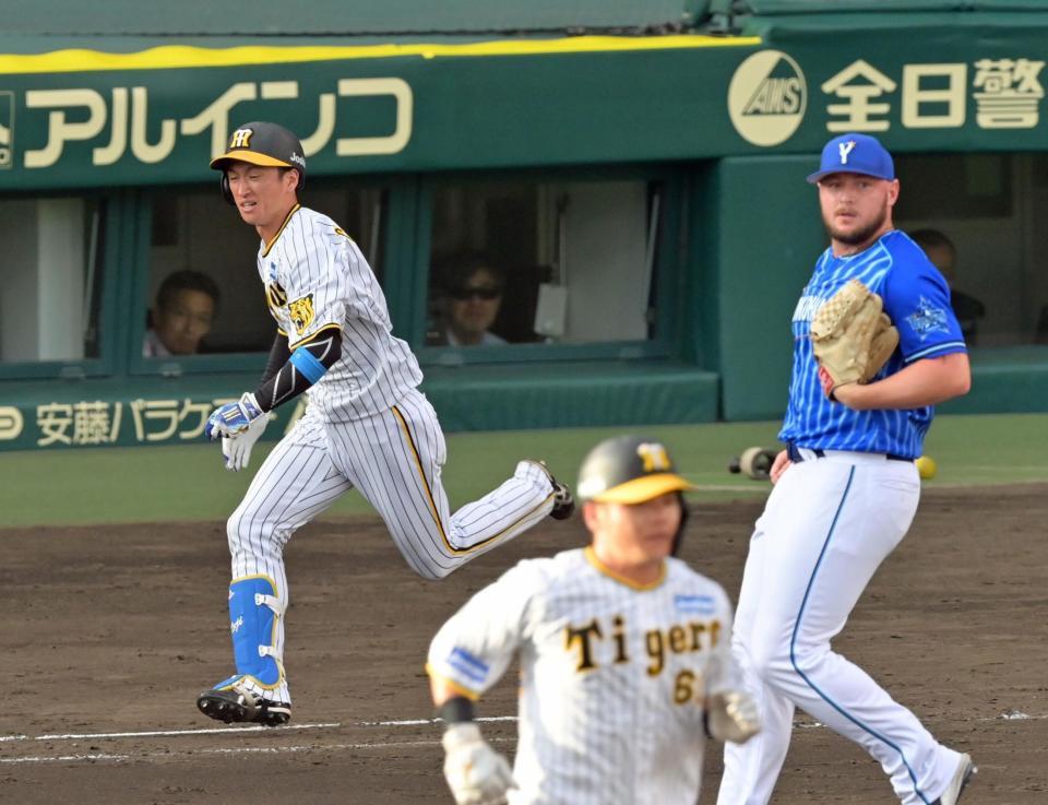 　８回、併殺打に倒れる代打・近本（左）。右はウェンデルケン（撮影・立川洋一郎）