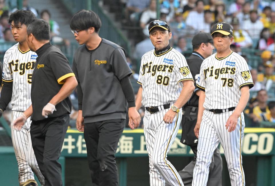 　９回、島田（左端）が頭部死球を受け、心配そうにベンチに戻る岡田監督（８０）＝撮影・高部洋祐