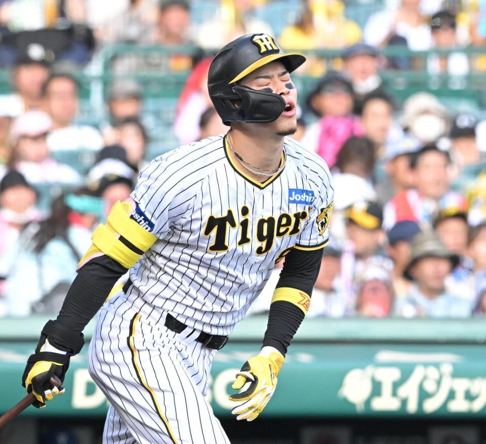 　６回、二ゴロを打ち悔しがる佐藤輝（撮影・高部洋祐）