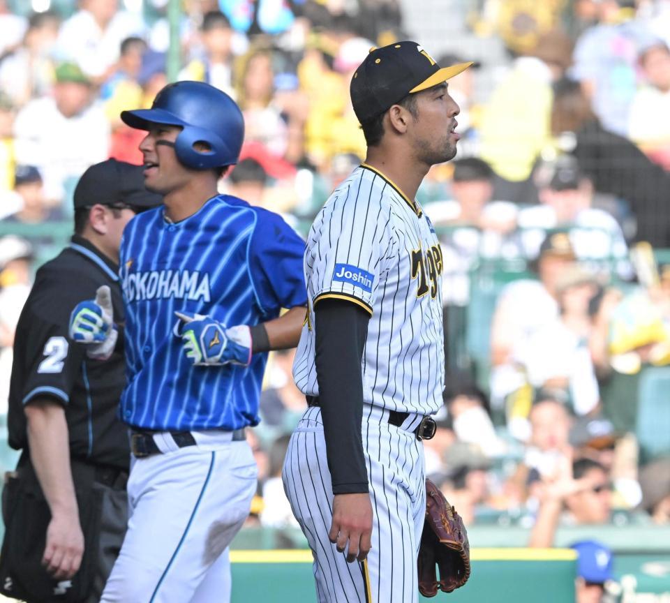 　６回、牧に先制打を打たれ、大田（左）の生還を許す加治屋（撮影・高部洋祐）